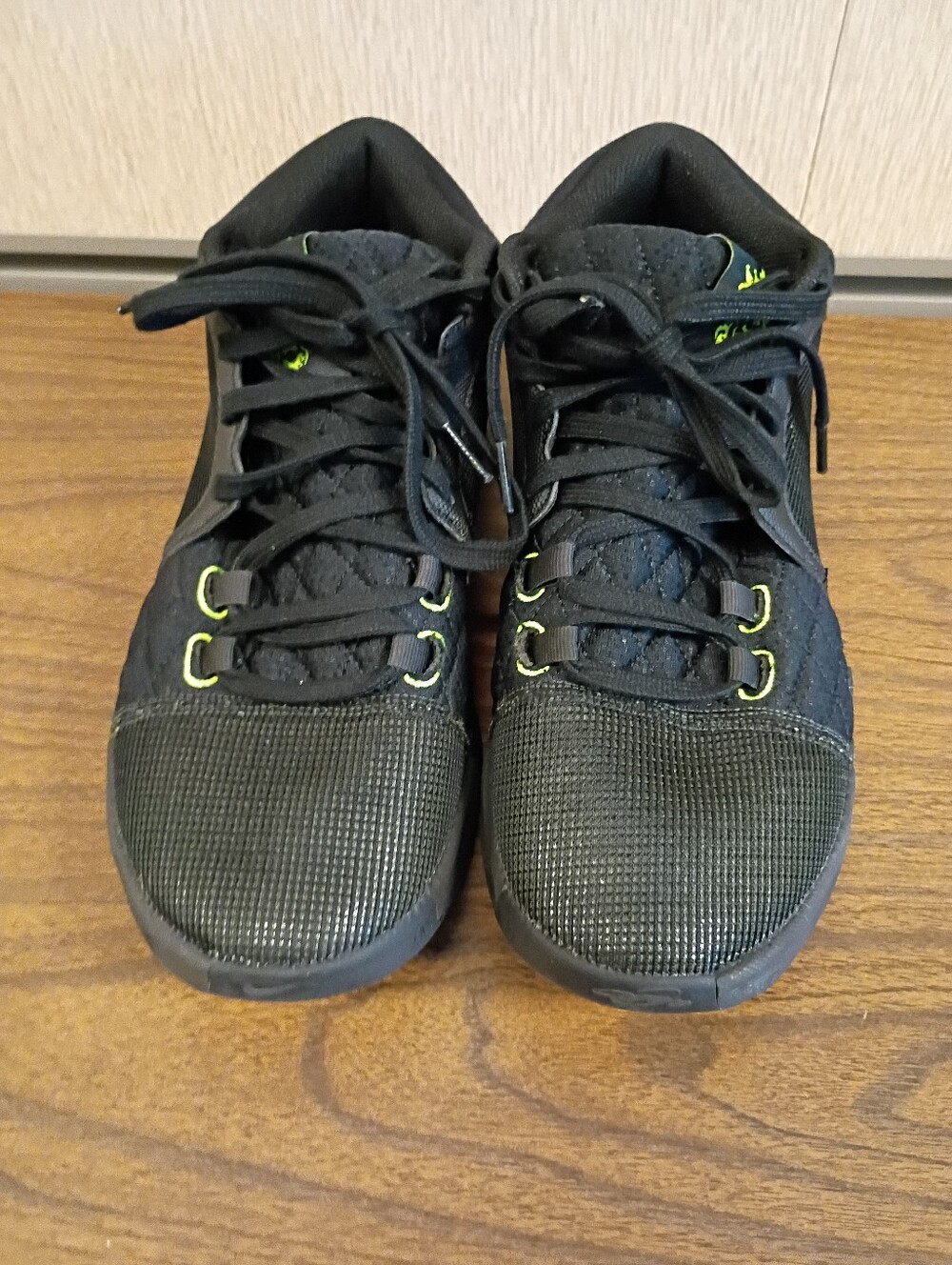 Nike LeBron Witness 8 Black Volt Size 8.5